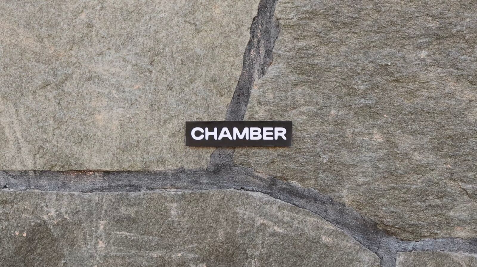 Chamber-klistremerke på steinvegg