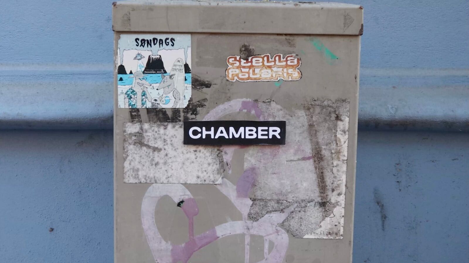 Chamber-klistremerke på et el-skap fullt av klistremerker