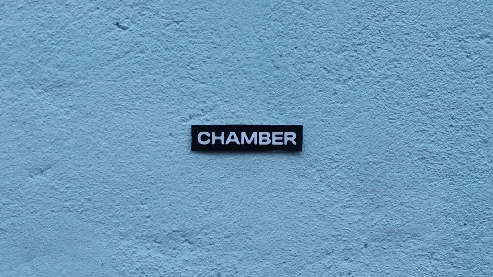 Chamber-klistremerke på en lyseblå vegg