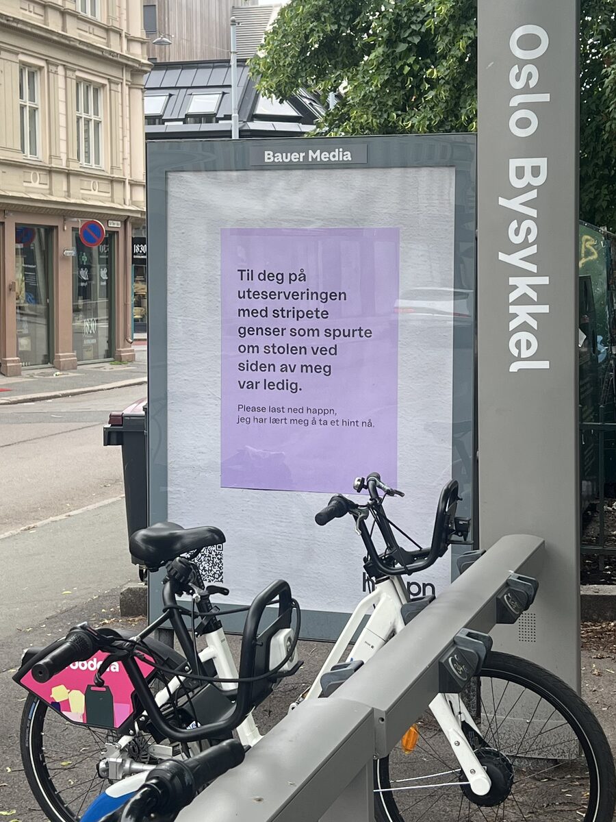 Happn-plakat ved Oslo Bysykkel: Til deg på uteserveringen med stripete genser